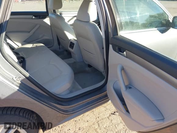 ✅ 2015 Volkswagen Passat SE • VIN: 1VWBV7A36FC078234 • Лот: 43385672. Опубликован ранее на IAAI с пробегом 102 906 миль. Бесплатный доступ к архиву аукционных продаж из США и подробный отчёт об истории автомобиля на DreamBid. Изображение 8.