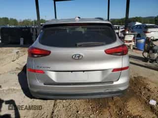 2020 Hyundai Tucson Value z VIN KM8J33A42LU124777, wystawiony jako Copart lot #86606655 z przebiegiem 137 242 mil mil oraz Czysty tytuł • Clean title. Historia ofert i sprzedaży dostępna na DreamBid. Obrazek 6.