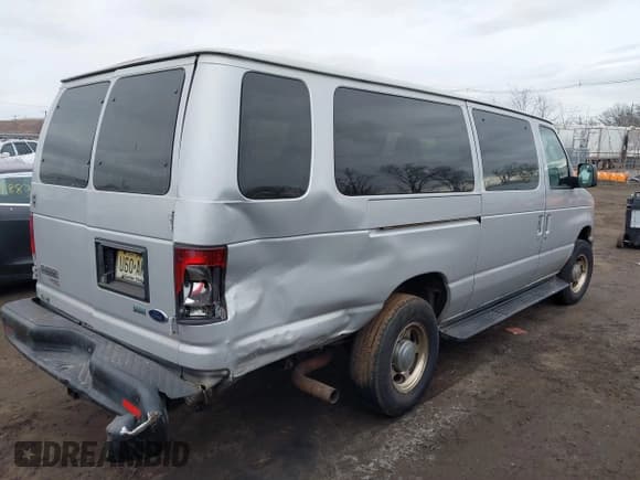 ✅ 2011 Ford Econoline Passenger XL • VIN: 1FBSS3BL4BDA30565 • Lot: 41718643. Wystawiony na IAAI z przebiegiem 230 184 mil. Bezpłatny archiwum sprzedaży aukcyjnych z USA i szczegółowy raport historii pojazdu na DreamBid. Zdjęcie 4.