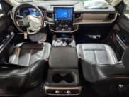 ✅ 2024 Ford Expedition XLT • VIN: 1FMJU1H84REA35578 • Lot: 90061285. Wystawiony na Copart z przebiegiem 52 407 mil. Bezpłatny archiwum sprzedaży aukcyjnych z USA i szczegółowy raport historii pojazdu na DreamBid. Zdjęcie 8.