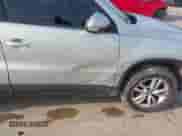 2013 Volkswagen Tiguan SE z VIN WVGAV7AX9DW542089, wystawiony jako IAAI lot #42212502 z przebiegiem 173 804 mil mil oraz . Historia ofert i sprzedaży dostępna na DreamBid. Obrazek 6.