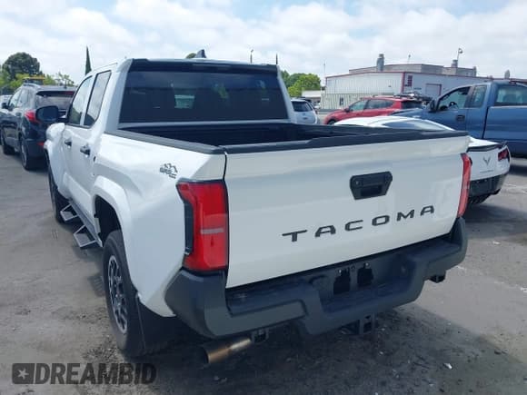 ✅ 2024 Toyota Tacoma SR • VIN: 3TYKD5HNXRT012102 • Лот: 42425765. Опубликован ранее на IAAI с пробегом 3 937 миль. Бесплатный доступ к архиву аукционных продаж из США и подробный отчёт об истории автомобиля на DreamBid. Изображение 16.