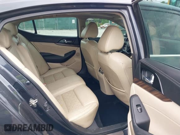 ✅ 2017 Nissan Maxima Platinum • VIN: 1N4AA6AP7HC434612 • Lot: 42983533. Listed on IAAI with 178,416 mi. Free auction sales archive from the USA and detailed vehicle history report at DreamBid. Image 8.