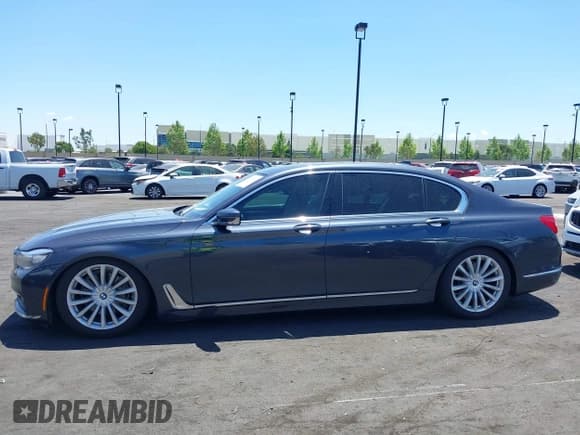 ✅ 2016 BMW 7 Series 740i • VIN: WBA7E2C51GG546677 • Лот: 42266694. Опубликован ранее на IAAI с пробегом 106 550 миль. Бесплатный доступ к архиву аукционных продаж из США и подробный отчёт об истории автомобиля на DreamBid. Изображение 14.