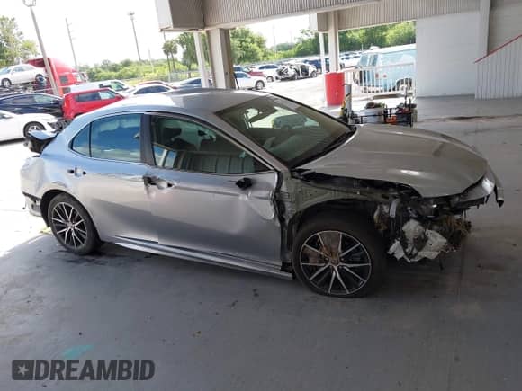 2022 Toyota Camry SE z VIN 4T1G11AK2NU651062, wystawiony jako IAAI lot #42473429 z przebiegiem 46 906 mil mil oraz . Historia ofert i sprzedaży dostępna na DreamBid. Obrazek 14.