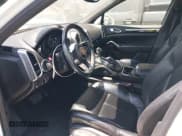 ✅ 2017 Porsche Cayenne • VIN: WP1AA2A28HKA86282 • Lot: 42853987. Wystawiony na IAAI z przebiegiem 75 532 mil. Bezpłatny archiwum sprzedaży aukcyjnych z USA i szczegółowy raport historii pojazdu na DreamBid. Zdjęcie 5.