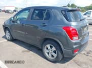 ✅ 2020 Chevrolet Trax LS • VIN: 3GNCJKSB1LL129013 • Lot: 42991541. Wystawiony na IAAI z przebiegiem 132 411 mil. Bezpłatny archiwum sprzedaży aukcyjnych z USA i szczegółowy raport historii pojazdu na DreamBid. Zdjęcie 3.
