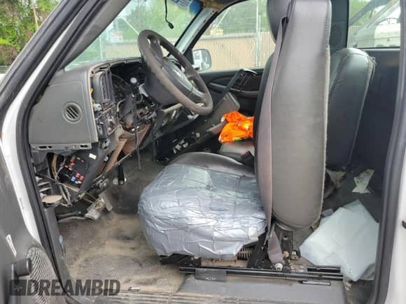 2004 Chevrolet Silverado 1500 Work Truck z VIN 1GCEC14X64Z185246, wystawiony jako IAAI lot #43131632 z przebiegiem 43 270 mil mil oraz . Historia ofert i sprzedaży dostępna na DreamBid. Obrazek 1.