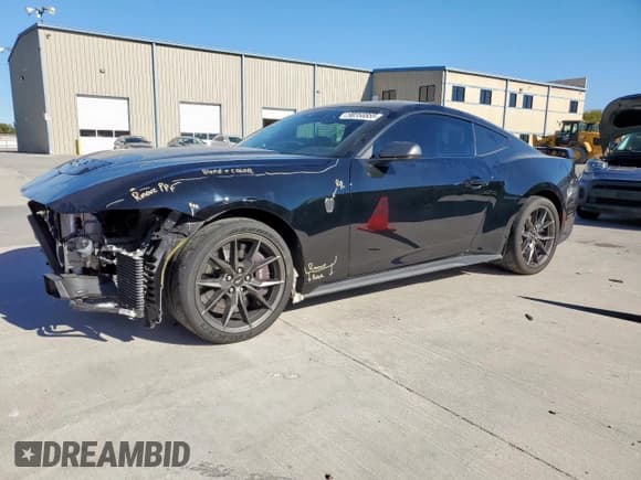 ✅ 2024 Ford Mustang Dark Horse • VIN: 1FA6P8R06R5504050 • Lot: 90358855. Wystawiony na Copart z przebiegiem 5 540 mil. Bezpłatny archiwum sprzedaży aukcyjnych z USA i szczegółowy raport historii pojazdu na DreamBid. Zdjęcie 1.