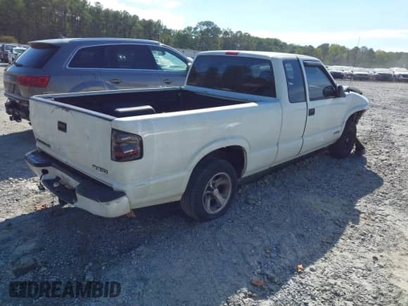 1998 Chevrolet S-10 LS with VIN 1GCCS19X6W8196808, listed as a IAAI auction lot 43146626 with 266,201 mi miles and . Bid and sale history available at DreamBid. Image 4.