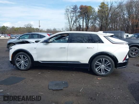 ✅ 2024 Cadillac LYRIQ Luxury • VIN: 1GYKPPRL7RZ101369 • Lot: 41707064. Listed on IAAI with 7,576 mi. Free auction sales archive from the USA and detailed vehicle history report at DreamBid. Image 14.