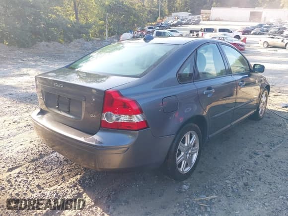 ✅ 2007 Volvo S40 2.4L • VIN: YV1MS382272306323 • Lot: 43110116. Wystawiony na IAAI z przebiegiem 156 009 mil. Bezpłatny archiwum sprzedaży aukcyjnych z USA i szczegółowy raport historii pojazdu na DreamBid. Zdjęcie 4.