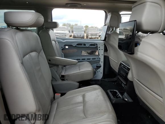 ✅ 2022 Jeep Wagoneer Series III • VIN: 1C4SJVDTXNS102487 • Lot: 82787205. Listed on Copart with 99,353 mi. Free auction sales archive from the USA and detailed vehicle history report at DreamBid. Image 11.