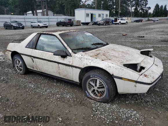 ✅ 1984 Pontiac Fiero • VIN: 1G2AF37R6EP320306 • Lot: 68255394. Wystawiony na Copart z przebiegiem 49 284 mil. Bezpłatny archiwum sprzedaży aukcyjnych z USA i szczegółowy raport historii pojazdu na DreamBid. Zdjęcie 4.