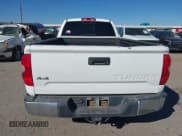 ✅ 2017 Toyota Tundra • VIN: 5TFCW5F13HX021565 • Lot: 43537294. Wystawiony na IAAI z przebiegiem 75 026 mil. Bezpłatny archiwum sprzedaży aukcyjnych z USA i szczegółowy raport historii pojazdu na DreamBid. Zdjęcie 16.