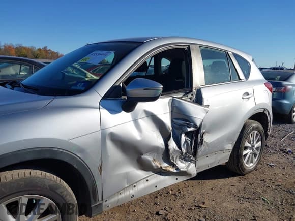 ✅ 2016 Mazda CX-5 Sport • VIN: JM3KE4BY2G0754412 • Lot: 43536491. Wystawiony na IAAI z przebiegiem 186 674 mil. Bezpłatny archiwum sprzedaży aukcyjnych z USA i szczegółowy raport historii pojazdu na DreamBid. Zdjęcie 6.