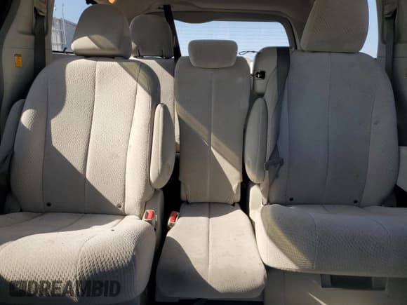 ✅ 2011 Toyota Sienna LE • VIN: 5TDKK3DC3BS089362 • Lot: 82618395. Wystawiony na Copart z przebiegiem 136 094 mil. Bezpłatny archiwum sprzedaży aukcyjnych z USA i szczegółowy raport historii pojazdu na DreamBid. Zdjęcie 10.