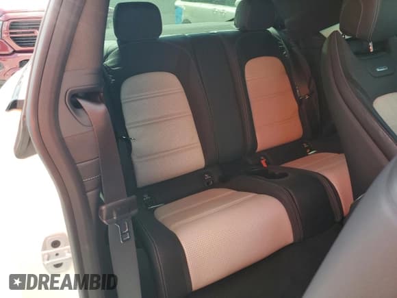 ✅ 2018 Mercedes-Benz C 63 AMG • VIN: WDDWJ8GB8JF671076 • Lot: 62117495. Wystawiony na Copart z przebiegiem 44 150 mil. Bezpłatny archiwum sprzedaży aukcyjnych z USA i szczegółowy raport historii pojazdu na DreamBid. Zdjęcie 10.