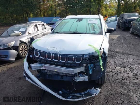 2022 Jeep Compass Latitude with VIN 3C4NJDBB6NT230743, listed as a IAAI auction lot 43381627 with 13,773 mi miles and . Bid and sale history available at DreamBid. Image 12.