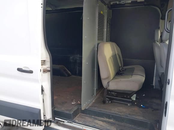 ✅ 2018 Ford Transit • VIN: 1FTYE2CM5JKA08955 • Lot: 41784665. Wystawiony na IAAI z przebiegiem 171 357 mil. Bezpłatny archiwum sprzedaży aukcyjnych z USA i szczegółowy raport historii pojazdu na DreamBid. Zdjęcie 8.