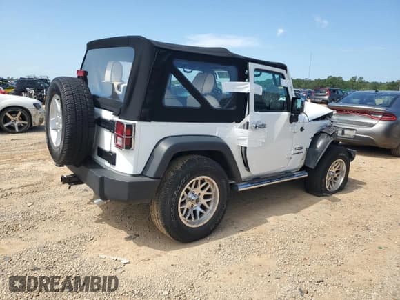 ✅ 2016 Jeep Wrangler Black Bear • VIN: 1C4AJWAG1GL107776 • Lot: 65367045. Wystawiony na Copart z przebiegiem 56 180 mil. Bezpłatny archiwum sprzedaży aukcyjnych z USA i szczegółowy raport historii pojazdu na DreamBid. Zdjęcie 3.
