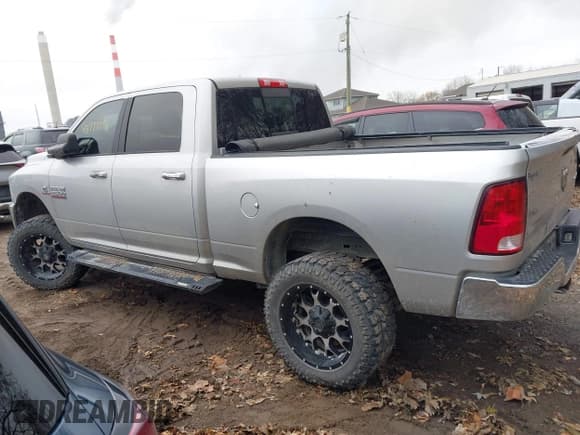 ✅ 2018 Ram 2500 SLT • VIN: 3C6UR5DL0JG245815 • Lot: 43717796. Listed on IAAI with 194,418 mi. Free auction sales archive from the USA and detailed vehicle history report at DreamBid. Image 14.