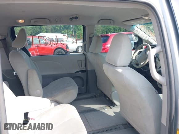 ✅ 2013 Toyota Sienna L • VIN: 5TDZK3DC3DS348420 • Лот: 42560718. Опубликован ранее на IAAI с пробегом 221 621 миль. Бесплатный доступ к архиву аукционных продаж из США и подробный отчёт об истории автомобиля на DreamBid. Изображение 8.