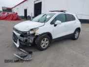 ✅ 2020 Chevrolet Trax LS • VIN: KL7CJKSB3LB022813 • Lot: 43753612. Wystawiony na IAAI z przebiegiem 85 533 mil. Bezpłatny archiwum sprzedaży aukcyjnych z USA i szczegółowy raport historii pojazdu na DreamBid. Zdjęcie 2.