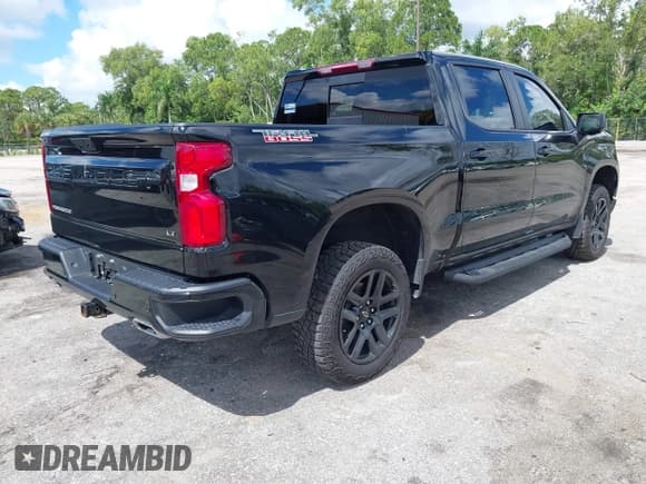 ✅ 2024 Chevrolet Silverado 1500 LT Trail Boss • VIN: 3GCUDFED6RG443282 • Lot: 43393508. Wystawiony na IAAI z przebiegiem 18 110 mil. Bezpłatny archiwum sprzedaży aukcyjnych z USA i szczegółowy raport historii pojazdu na DreamBid. Zdjęcie 4.