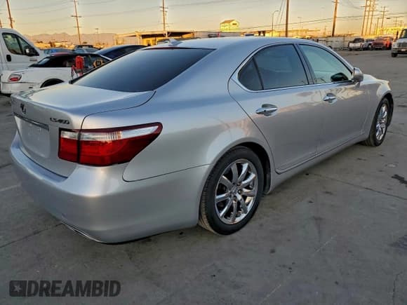 ✅ 2007 Lexus LS 460 • VIN: JTHBL46F275029708 • Lot: 96599385. Wystawiony na Copart z przebiegiem 82 252 mil. Bezpłatny archiwum sprzedaży aukcyjnych z USA i szczegółowy raport historii pojazdu na DreamBid. Zdjęcie 3.