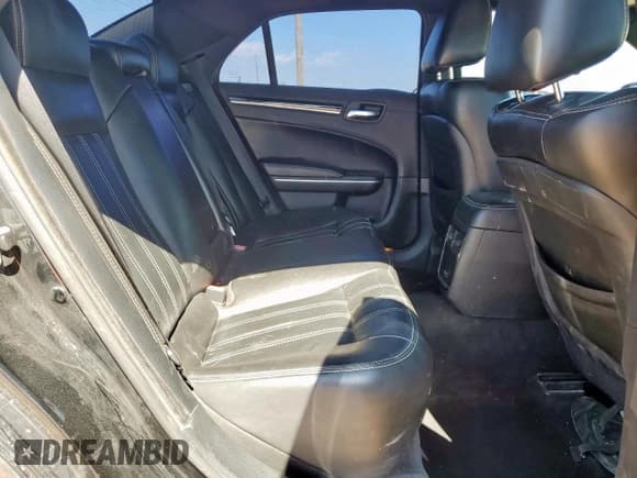 ✅ 2019 Chrysler 300 S • VIN: 2C3CCABT0KH560220 • Lot: 80798945. Wystawiony na Copart z przebiegiem 108 486 mil. Bezpłatny archiwum sprzedaży aukcyjnych z USA i szczegółowy raport historii pojazdu na DreamBid. Zdjęcie 10.