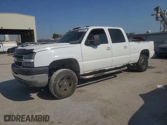 ✅ 2006 Chevrolet Silverado 2500HD LT3 • VIN: 1GCHK23G36F230834 • Lot: 75345404. Wystawiony na Copart z przebiegiem 199 800 mil. Bezpłatny archiwum sprzedaży aukcyjnych z USA i szczegółowy raport historii pojazdu na DreamBid. Zdjęcie 1.