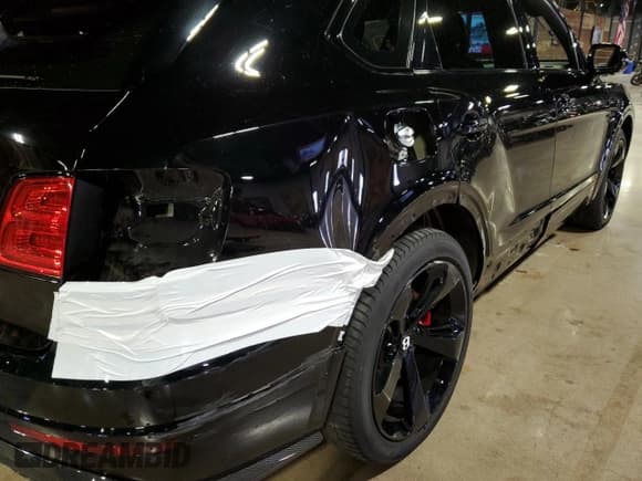 ✅ 2020 Bentley Bentayga V8 • VIN: SJAAM2ZV9LC031383 • Lot: 74666394. Listed on Copart with 30,830 mi. Free auction sales archive from the USA and detailed vehicle history report at DreamBid. Image 14.