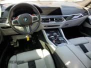✅ 2022 BMW X6 M • VIN: 5YMCY0C08N9M70787 • Lot: 45865613. Wystawiony na Copart z przebiegiem 8 433 mil. Bezpłatny archiwum sprzedaży aukcyjnych z USA i szczegółowy raport historii pojazdu na DreamBid. Zdjęcie 8.