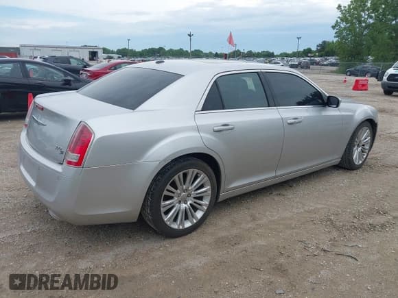 ✅ 2012 Chrysler 300 S • VIN: 2C3CCABG7CH188332 • Lot: 42568357. Listed on IAAI with 170,240 mi. Free auction sales archive from the USA and detailed vehicle history report at DreamBid. Image 4.