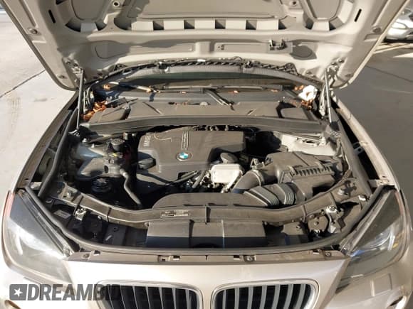 ✅ 2015 BMW X1 xDrive28i • VIN: WBAVL1C5XFVY32688 • Lot: 43784390. Wystawiony na IAAI z przebiegiem 105 136 mil. Bezpłatny archiwum sprzedaży aukcyjnych z USA i szczegółowy raport historii pojazdu na DreamBid. Zdjęcie 10.