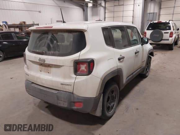 ✅ 2017 Jeep Renegade Sport • VIN: ZACCJBAB4HPF61779 • Lot: 43612486. Wystawiony na IAAI z przebiegiem 82 665 mil. Bezpłatny archiwum sprzedaży aukcyjnych z USA i szczegółowy raport historii pojazdu na DreamBid. Zdjęcie 4.