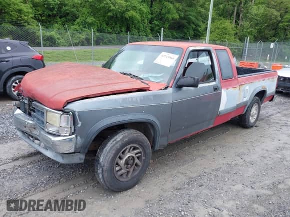1991 Dodge Dakota z VIN 1B7GL23Y9M5234988, wystawiony jako IAAI lot #42243960 z przebiegiem 247 616 mil mil oraz . Historia ofert i sprzedaży dostępna na DreamBid. Obrazek 2.
