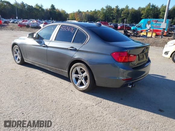 ✅ 2015 BMW 3 Series 328i xDrive • VIN: WBA3B5G59FNS15570 • Lot: 43375696. Wystawiony na IAAI z przebiegiem 92 961 mil. Bezpłatny archiwum sprzedaży aukcyjnych z USA i szczegółowy raport historii pojazdu na DreamBid. Zdjęcie 3.