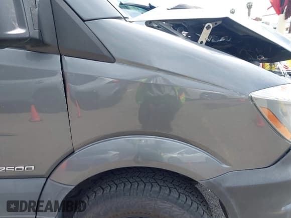 ✅ 2015 Mercedes-Benz Sprinter Passenger • VIN: WDZPE7DC1FP111850 • Lot: 41920037. Wystawiony na IAAI z przebiegiem 127 121 mil. Bezpłatny archiwum sprzedaży aukcyjnych z USA i szczegółowy raport historii pojazdu na DreamBid. Zdjęcie 17.