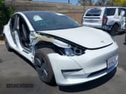 ✅ 2023 Tesla Model 3 • VIN: 5YJ3E1EA5PF491361 • Lot: 42460330. Wystawiony na IAAI z przebiegiem 21 527 mil. Bezpłatny archiwum sprzedaży aukcyjnych z USA i szczegółowy raport historii pojazdu na DreamBid. Zdjęcie 1.