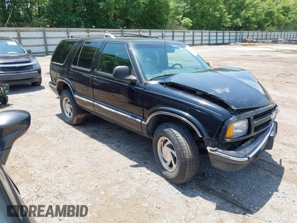 ✅ 1997 Chevrolet Blazer LS • VIN: 1GNDT13W0V2182560 • Лот: 42463604. Опубликован ранее на IAAI с пробегом 106 543 миль. Бесплатный доступ к архиву аукционных продаж из США и подробный отчёт об истории автомобиля на DreamBid. Изображение 1.