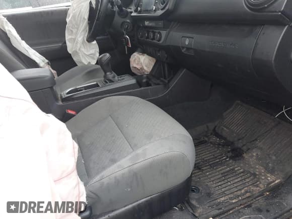 ✅ 2021 Toyota Tacoma SR • VIN: 3TYCZ5AN0MT052701 • Lot: 42680790. Wystawiony na IAAI z przebiegiem 41 440 mil. Bezpłatny archiwum sprzedaży aukcyjnych z USA i szczegółowy raport historii pojazdu na DreamBid. Zdjęcie 5.