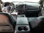 ✅ 2018 Ford Expedition XLT • VIN: 1FMJU1HT8JEA13947 • Lot: 58583495. Wystawiony na Copart z przebiegiem 98 706 mil. Bezpłatny archiwum sprzedaży aukcyjnych z USA i szczegółowy raport historii pojazdu na DreamBid. Zdjęcie 8.