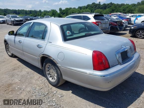 ✅ 1998 Lincoln Town Car Signature • VIN: 1LNFM82W1WY674095 • Lot: 42673161. Listed on IAAI with 150,245 mi. Free auction sales archive from the USA and detailed vehicle history report at DreamBid. Image 3.