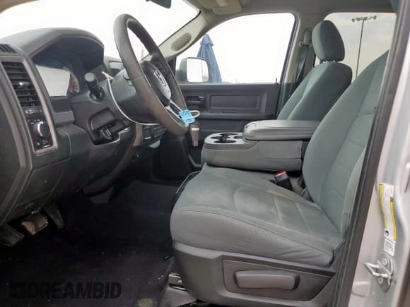 ✅ 2018 Ram 2500 Tradesman • VIN: 3C6UR5CL3JG337101 • Lot: 57189245. Wystawiony na Copart z przebiegiem 96 022 mil. Bezpłatny archiwum sprzedaży aukcyjnych z USA i szczegółowy raport historii pojazdu na DreamBid. Zdjęcie 7.