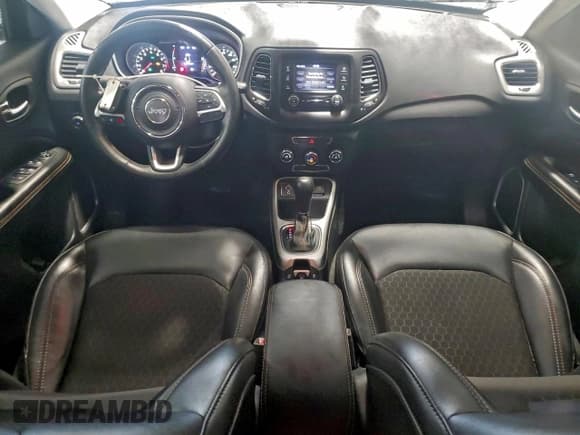 ✅ 2018 Jeep Compass Altitude • VIN: 3C4NJCBB5JT487428 • Lot: 95551155. Wystawiony na Copart z przebiegiem Nie podano. Bezpłatny archiwum sprzedaży aukcyjnych z USA i szczegółowy raport historii pojazdu na DreamBid. Zdjęcie 8.