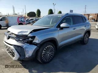 ✅ 2025 Volkswagen Taos SE • VIN: 3VVEC7B21SM024457 • Лот: 85341925. Опубликован ранее на Copart с пробегом 10 615 миль. Бесплатный доступ к архиву аукционных продаж из США и подробный отчёт об истории автомобиля на DreamBid. Изображение 1.