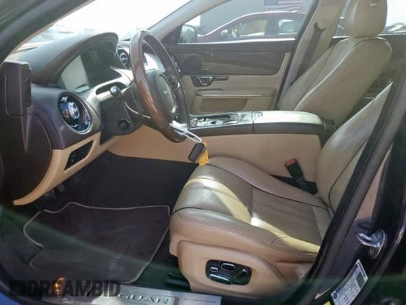 ✅ 2015 Jaguar XJ Portfolio • VIN: SAJWA2GZ3F8V82999 • Лот: 64081695. Опубликован ранее на Copart с пробегом 67 591 миль. Бесплатный доступ к архиву аукционных продаж из США и подробный отчёт об истории автомобиля на DreamBid. Изображение 7.