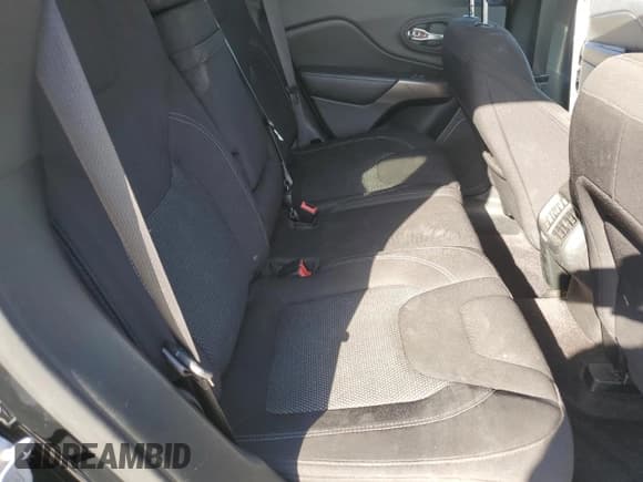 ✅ 2019 Jeep Cherokee Latitude • VIN: 1C4PJLCB1KD248280 • Lot: 92629355. Wystawiony na Copart z przebiegiem 121 563 mil. Bezpłatny archiwum sprzedaży aukcyjnych z USA i szczegółowy raport historii pojazdu na DreamBid. Zdjęcie 10.